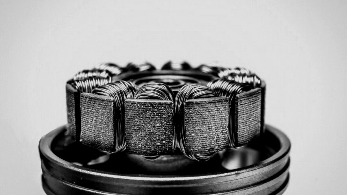 Motor de corte de cabelo vetorial magnético sem escova com componentes internos expostos, mostrando design avançado de alto desempenho para barbeiros profissionais.